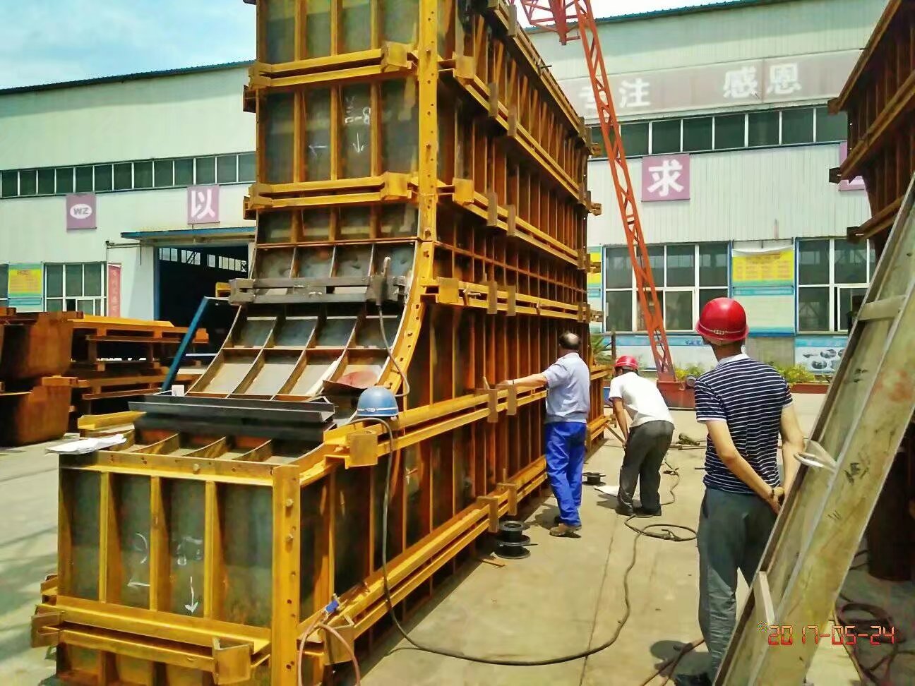 河南伟志厂家介绍钢模板变形就会严重导致施工的效果
