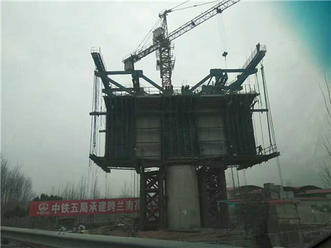 河南钢模板厂家生产的挂篮施工的主要特点