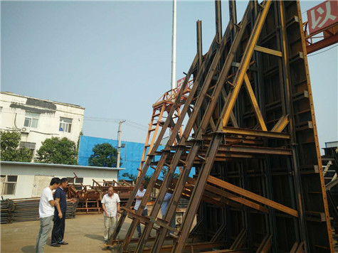 郑州客户到河南伟志钢模板验收地铁模板